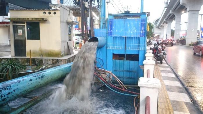 Pompa air dengan kapasitas 600 Liter di Jalan Kapten A Rivai Palembang, atasi genangan air | FOto@Sripoku.com