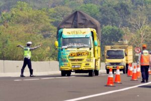 Polda Sumsel Hentikan 80 Kendaraan Over Dimensi dan Overload Langgar Aturan Selama Lebaran