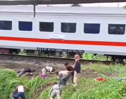 Tabrakan Kereta Api dengan Bus di Pintasan Tanpa Palang Pintu Martapura