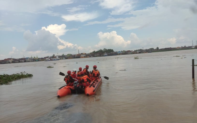 Bocah Terbawa Arus Saat Berenang di Sungai Musi