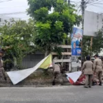 Setiap Hari Satpol PP Bersih-bersih APK Pilkada yang Pasang Sembarangan