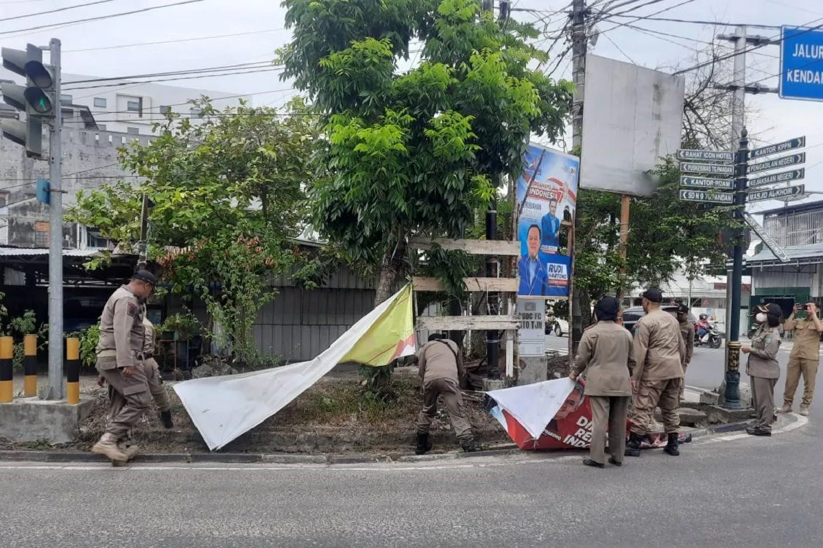 Setiap Hari Satpol PP Bersih-bersih APK Pilkada yang Pasang Sembarangan