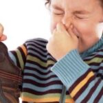 6 Cara Menghilangkan Bau pada Sepatu dengan Cepat