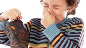 6 Cara Menghilangkan Bau pada Sepatu dengan Cepat