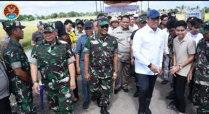 Kunker di Kabupaten Ogan Ilir, Wamentan Didampingi Danrem 044/Gapo Lakukan Panen Raya