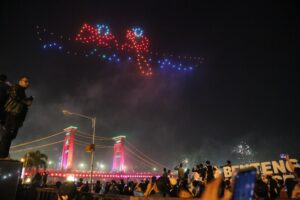 Spektakuler! Drone Show Hiasi Langit Palembang di Malam Tahun Baru 2025
