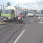Kabel Listrik Melintang di Jalintim Petugas Imbau Pengendara Ikuti Arahan