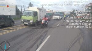 Kabel Listrik Melintang di Jalintim Petugas Imbau Pengendara Ikuti Arahan