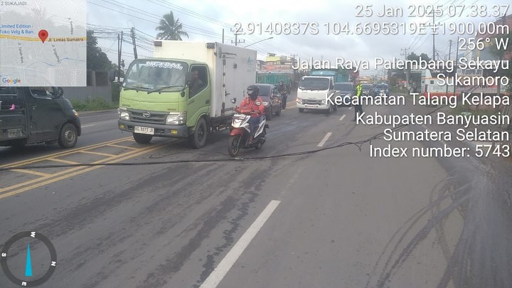 Kabel Listrik Melintang di Jalintim Petugas Imbau Pengendara Ikuti Arahan