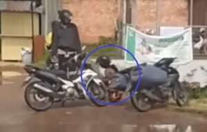 Viral Pedagang Ikan Bersujud ke Polisi