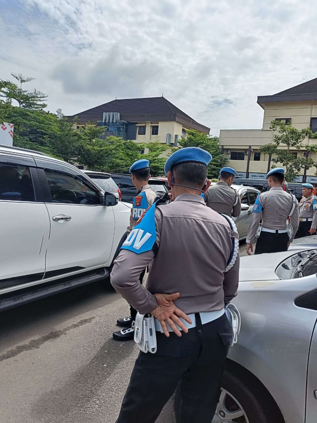 Awas! Ban Dikempesi yang Parkir Sembarangan di Mapolda Sumsel