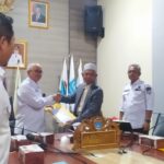 Ketua Panitia Press Tour HPN 2025 Wartawan 789 H. Syarifudddin Basrie menyerahkan rencana Wisata Tour Wartawan 789 di Ogan Ilir kepada Sekda Pemkab Ogan Ilir, Muhsin Abdullah di Indralaya