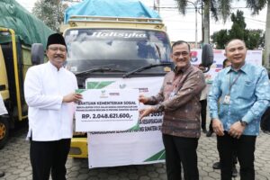 Mensos Serahkan Bantuan Logistik Buffer Stock untuk Penanggulangan Bencana di Sumsel