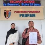 Korban MA bersama kuasa hukumnya saat mendatangi Propam Polda Sumsel