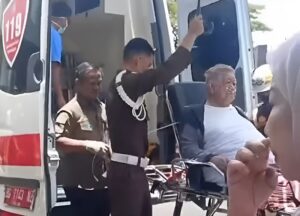 Datang Pakai Ambulan, Haji Alim Penuhi Panggilan Kejati Sumsel