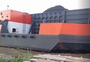 Tongkang Batu Bara Hantam Rumah Warga Sampai Rusak Parah