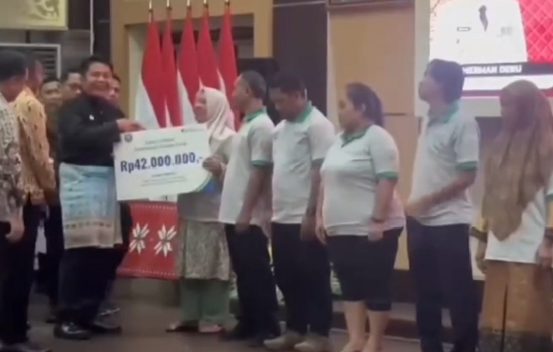 Jutaan Petani Sawit Belum Terlindungi, Gubernur Sumsel Serahkan Santunan Rp42 Juta kepada Ahli Waris