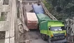 4 Truk Batubara Bikin Jembatan Muara Lawai Ambruk, Gubernur Sumsel: Ceroboh!
