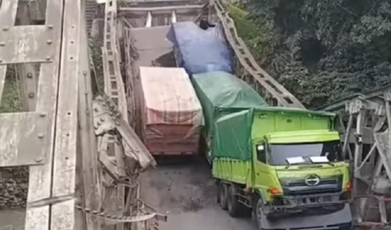 4 Truk Batubara Bikin Jembatan Muara Lawai Ambruk, Gubernur Sumsel: Ceroboh!