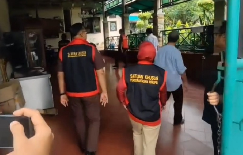 Kejati Sumsel Geledah Rumah Alex Noerdin, Sita Koper dan Kardus Berisi Dokumen