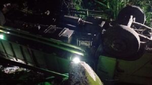 Truk Batu Bara Jatuh dari Jembatan, Sopir Tewas Terjepit