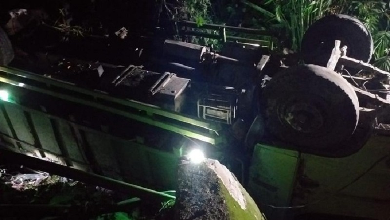 Truk Batu Bara Jatuh dari Jembatan, Sopir Tewas Terjepit