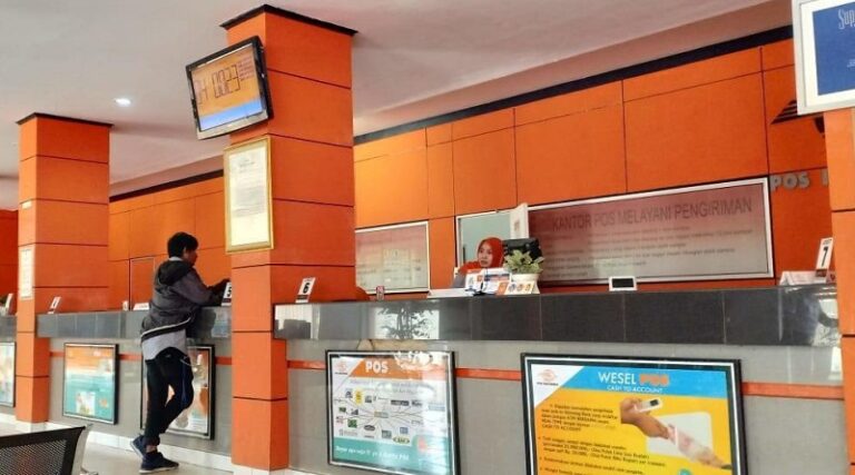 Ilustrasi pengambilan BSU di kantor pos | Foto: Disway.id