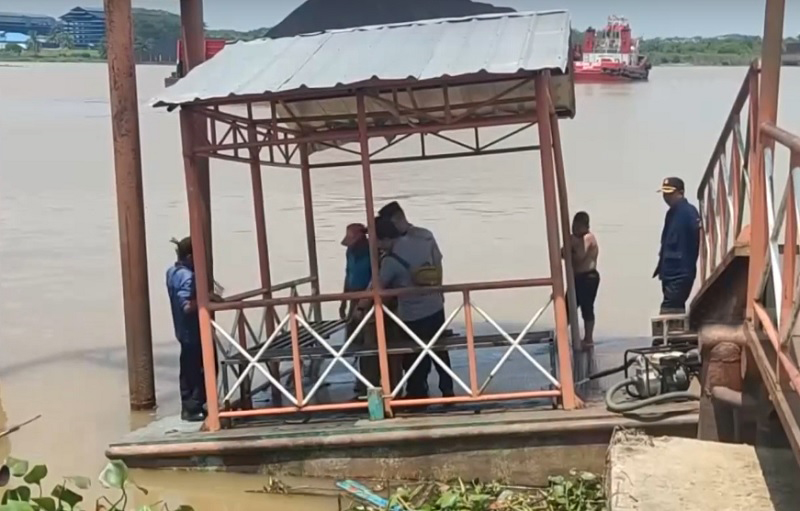 Warga Keluhkan Dua Pekan Dermaga Gandus Lumpuh Akibat Ponton Bocor