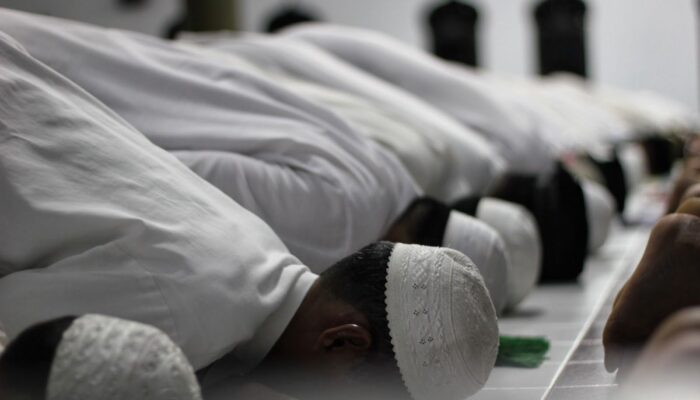 Menjaga Lisan, Menjaga Adab dalam Salat
