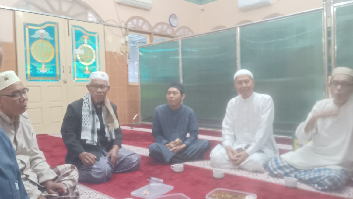 Kegiatan usai belajar tahsin di Masjid Al Ihsan yang juga diikuti para imam sholat di masjid ini. Terus belajar meski, sudah jadi imam karena ilmu Al quran sangat luas