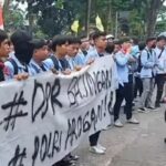 Ribuan Mahasiswa Banjiri Simpang Lima DPRD Sumsel, Jalanan Macet Total