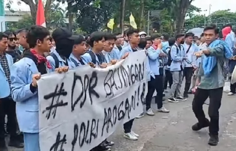 Ribuan Mahasiswa Banjiri Simpang Lima DPRD Sumsel, Jalanan Macet Total