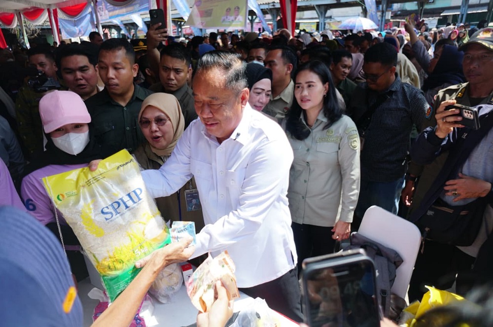 Pemprov Sumsel Gelar Pasar Murah, Warga Tahan Antre Panjang