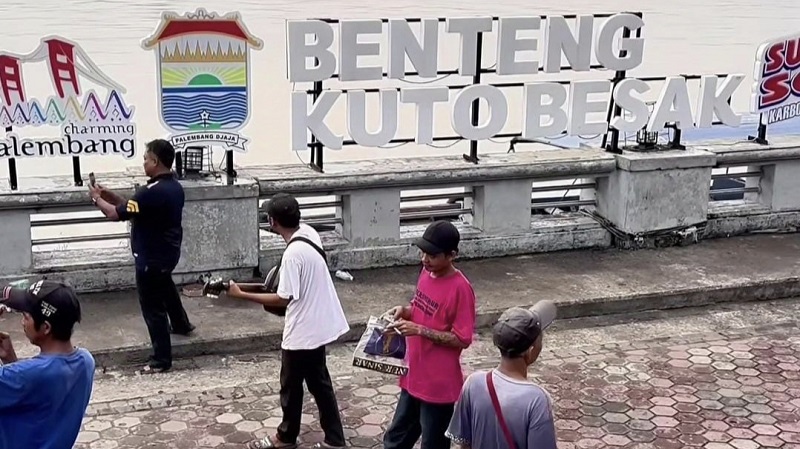 Pengamen di Jembatan Ampera Paksa Wisatawan Bayar, 15 Orang Terjaring Satpol PP