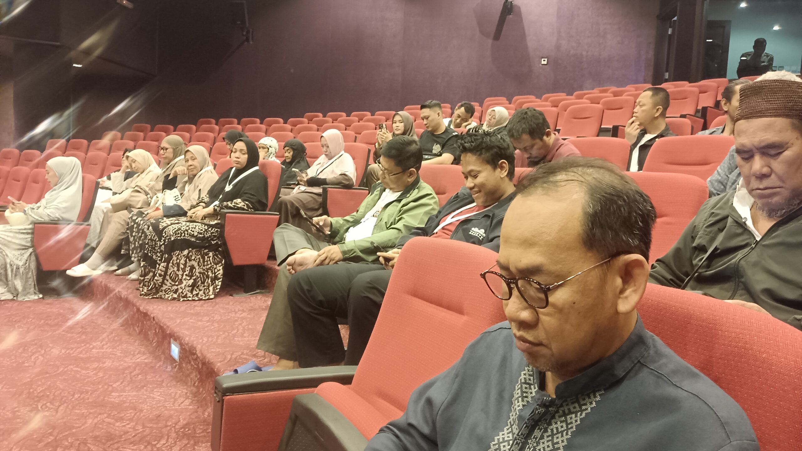 Rombongan Peserta Momen Umroh Service saat mendapat pengarahan dari Ustad Sabil di Teater Awaliv Internasional Hotel