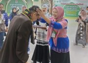 Kafilah STQH Tiba di Kendari, KH Mudrik Qori Dipakaikan Topi Adat