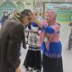 Kafilah STQH Tiba di Kendari, KH Mudrik Qori Dipakaikan Topi Adat