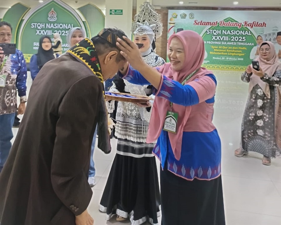 Kafilah STQH Tiba di Kendari, KH Mudrik Qori Dipakaikan Topi Adat
