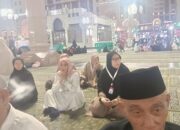 Jemaah Umroh Travel Momen Wisata Imani, saat di pelataran Masjid Nabawi