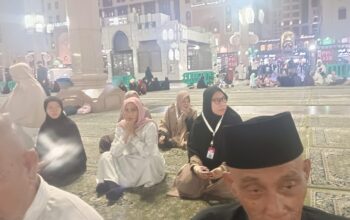 Jemaah Umroh Travel Momen Wisata Imani, saat di pelataran Masjid Nabawi