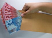 BLT Tambahan Rp300 Ribu Segera Cair Bulan Ini, Sasar 35 Juta Keluarga di Seluruh Indonesia Pemerintah menyiapkan tambahan Bantuan Langsung Tunai Sementara (BLTS) senilai Rp300 ribu per bulan bagi lebih dari 35 juta keluarga penerima manfaat (KPM). Program ini akan mulai disalurkan pada Oktober 2025 dan berlangsung selama tiga bulan ke depan, tepatnya hingga Desember. Menteri Sosial Saifullah Yusuf atau Gus Ipul menyebut, penyaluran bantuan ini merupakan tindak lanjut arahan Presiden Prabowo Subianto dalam Program Perlindungan Sosial Tahun 2025. Bantuan tersebut ditujukan untuk menjaga daya beli masyarakat dan memperkuat stimulus ekonomi di tengah tekanan harga kebutuhan pokok. Jika dirata-ratakan satu keluarga terdiri dari empat anggota, maka bantuan ini diperkirakan menjangkau sekitar 140 juta jiwa di seluruh Indonesia. Pemerintah berharap kebijakan ini bisa memberi efek langsung terhadap perekonomian masyarakat berpenghasilan rendah menjelang akhir tahun. Tambahan BLTS ini berada di luar bantuan reguler yang sudah dijalankan Kementerian Sosial, seperti Program Keluarga Harapan (PKH) dan Bantuan Pangan Non-Tunai (Sembako). Dua program tersebut sebelumnya telah menjangkau 20,88 juta keluarga di seluruh wilayah Indonesia. Dengan adanya bantuan baru ini, total anggaran perlindungan sosial yang disalurkan Kementerian Sosial selama tahun 2025 mencapai Rp110,71 triliun. Dari jumlah itu, Rp31,54 triliun dialokasikan khusus untuk penyaluran BLTS tambahan selama Oktober hingga Desember. Berikut rincian penyaluran bantuan sosial tahun 2025: PKH Murni: 398.714 KPM, masing-masing menerima Rp2,8 juta per tahun, total Rp1,116 triliun Sembako Murni: 8.675.797 KPM, masing-masing Rp2,4 juta per tahun, total Rp20,822 triliun PKH dan Sembako: 9.601.286 KPM, masing-masing Rp5,2 juta per tahun, total Rp49,927 triliun Penebalan Juni–Juli 2025: 18.277.083 KPM, masing-masing Rp400 ribu, total Rp7,311 triliun Stimulus Ekonomi (Oktober–Desember 2025): 35.046.783 KPM, masing-masing Rp900 ribu, total Rp31,542 triliun Secara keseluruhan, total anggaran untuk seluruh program perlindungan sosial tahun 2025 mencapai Rp110,718 triliun. Gus Ipul menambahkan, penerima tambahan BLTS merupakan keluarga miskin dalam desil 1 hingga 4 berdasarkan Data Tunggal Sosial dan Ekonomi Nasional (DTSEN). Dari total penerima, sebanyak 20,88 juta keluarga merupakan penerima bantuan reguler, sementara 14,15 juta lainnya termasuk penerima baru yang datanya diperoleh dari hasil pemutakhiran. Pemutakhiran data dilakukan secara berkala setiap tiga bulan agar bantuan sosial bisa tersalurkan tepat sasaran. Untuk triwulan keempat tahun ini, pemerintah menambahkan penerima baru berdasarkan hasil pemadanan data antara Kementerian Koordinator Bidang Perekonomian, Kementerian Sosial, Badan Pusat Statistik (BPS), dan Kementerian Keuangan. Gus Ipul memastikan proses penyaluran BLTS tambahan dan bansos reguler triwulan IV sudah dimulai sejak pertengahan Oktober. Penyaluran akan berlangsung selama dua pekan ke depan melalui jaringan distribusi resmi Kementerian Sosial. Menurutnya, kebijakan ini diharapkan mampu menjadi bantalan ekonomi bagi masyarakat berpenghasilan rendah di penghujung tahun, sekaligus memperkuat daya beli rumah tangga di tengah situasi ekonomi global yang masih tidak menentu.
