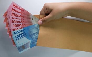 BLT Tambahan Rp300 Ribu Segera Cair Bulan Ini, Sasar 35 Juta Keluarga di Seluruh Indonesia Pemerintah menyiapkan tambahan Bantuan Langsung Tunai Sementara (BLTS) senilai Rp300 ribu per bulan bagi lebih dari 35 juta keluarga penerima manfaat (KPM). Program ini akan mulai disalurkan pada Oktober 2025 dan berlangsung selama tiga bulan ke depan, tepatnya hingga Desember. Menteri Sosial Saifullah Yusuf atau Gus Ipul menyebut, penyaluran bantuan ini merupakan tindak lanjut arahan Presiden Prabowo Subianto dalam Program Perlindungan Sosial Tahun 2025. Bantuan tersebut ditujukan untuk menjaga daya beli masyarakat dan memperkuat stimulus ekonomi di tengah tekanan harga kebutuhan pokok. Jika dirata-ratakan satu keluarga terdiri dari empat anggota, maka bantuan ini diperkirakan menjangkau sekitar 140 juta jiwa di seluruh Indonesia. Pemerintah berharap kebijakan ini bisa memberi efek langsung terhadap perekonomian masyarakat berpenghasilan rendah menjelang akhir tahun. Tambahan BLTS ini berada di luar bantuan reguler yang sudah dijalankan Kementerian Sosial, seperti Program Keluarga Harapan (PKH) dan Bantuan Pangan Non-Tunai (Sembako). Dua program tersebut sebelumnya telah menjangkau 20,88 juta keluarga di seluruh wilayah Indonesia. Dengan adanya bantuan baru ini, total anggaran perlindungan sosial yang disalurkan Kementerian Sosial selama tahun 2025 mencapai Rp110,71 triliun. Dari jumlah itu, Rp31,54 triliun dialokasikan khusus untuk penyaluran BLTS tambahan selama Oktober hingga Desember. Berikut rincian penyaluran bantuan sosial tahun 2025: PKH Murni: 398.714 KPM, masing-masing menerima Rp2,8 juta per tahun, total Rp1,116 triliun Sembako Murni: 8.675.797 KPM, masing-masing Rp2,4 juta per tahun, total Rp20,822 triliun PKH dan Sembako: 9.601.286 KPM, masing-masing Rp5,2 juta per tahun, total Rp49,927 triliun Penebalan Juni–Juli 2025: 18.277.083 KPM, masing-masing Rp400 ribu, total Rp7,311 triliun Stimulus Ekonomi (Oktober–Desember 2025): 35.046.783 KPM, masing-masing Rp900 ribu, total Rp31,542 triliun Secara keseluruhan, total anggaran untuk seluruh program perlindungan sosial tahun 2025 mencapai Rp110,718 triliun. Gus Ipul menambahkan, penerima tambahan BLTS merupakan keluarga miskin dalam desil 1 hingga 4 berdasarkan Data Tunggal Sosial dan Ekonomi Nasional (DTSEN). Dari total penerima, sebanyak 20,88 juta keluarga merupakan penerima bantuan reguler, sementara 14,15 juta lainnya termasuk penerima baru yang datanya diperoleh dari hasil pemutakhiran. Pemutakhiran data dilakukan secara berkala setiap tiga bulan agar bantuan sosial bisa tersalurkan tepat sasaran. Untuk triwulan keempat tahun ini, pemerintah menambahkan penerima baru berdasarkan hasil pemadanan data antara Kementerian Koordinator Bidang Perekonomian, Kementerian Sosial, Badan Pusat Statistik (BPS), dan Kementerian Keuangan. Gus Ipul memastikan proses penyaluran BLTS tambahan dan bansos reguler triwulan IV sudah dimulai sejak pertengahan Oktober. Penyaluran akan berlangsung selama dua pekan ke depan melalui jaringan distribusi resmi Kementerian Sosial. Menurutnya, kebijakan ini diharapkan mampu menjadi bantalan ekonomi bagi masyarakat berpenghasilan rendah di penghujung tahun, sekaligus memperkuat daya beli rumah tangga di tengah situasi ekonomi global yang masih tidak menentu.