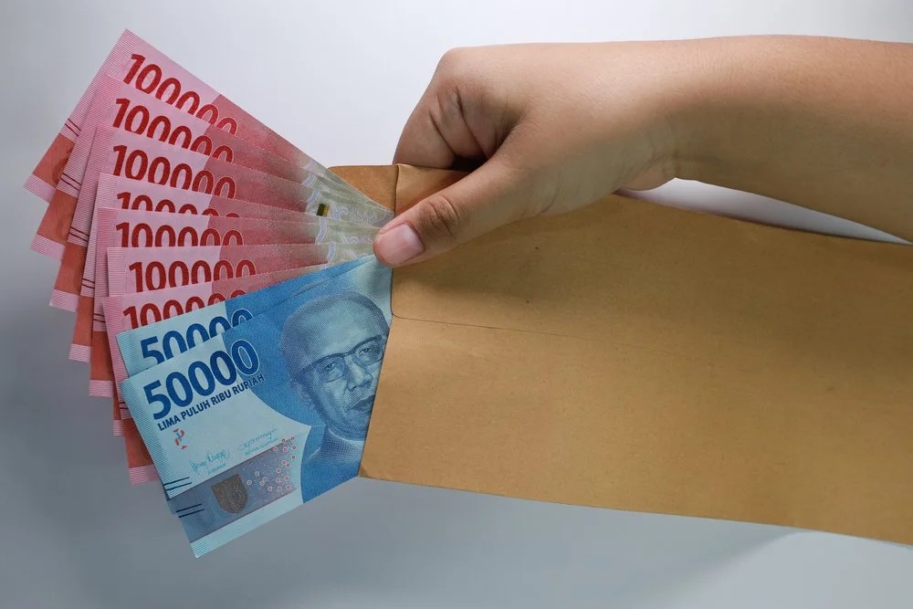 BLT Tambahan Rp300 Ribu Segera Cair Bulan Ini, Sasar 35 Juta Keluarga di Seluruh Indonesia Pemerintah menyiapkan tambahan Bantuan Langsung Tunai Sementara (BLTS) senilai Rp300 ribu per bulan bagi lebih dari 35 juta keluarga penerima manfaat (KPM). Program ini akan mulai disalurkan pada Oktober 2025 dan berlangsung selama tiga bulan ke depan, tepatnya hingga Desember. Menteri Sosial Saifullah Yusuf atau Gus Ipul menyebut, penyaluran bantuan ini merupakan tindak lanjut arahan Presiden Prabowo Subianto dalam Program Perlindungan Sosial Tahun 2025. Bantuan tersebut ditujukan untuk menjaga daya beli masyarakat dan memperkuat stimulus ekonomi di tengah tekanan harga kebutuhan pokok. Jika dirata-ratakan satu keluarga terdiri dari empat anggota, maka bantuan ini diperkirakan menjangkau sekitar 140 juta jiwa di seluruh Indonesia. Pemerintah berharap kebijakan ini bisa memberi efek langsung terhadap perekonomian masyarakat berpenghasilan rendah menjelang akhir tahun. Tambahan BLTS ini berada di luar bantuan reguler yang sudah dijalankan Kementerian Sosial, seperti Program Keluarga Harapan (PKH) dan Bantuan Pangan Non-Tunai (Sembako). Dua program tersebut sebelumnya telah menjangkau 20,88 juta keluarga di seluruh wilayah Indonesia. Dengan adanya bantuan baru ini, total anggaran perlindungan sosial yang disalurkan Kementerian Sosial selama tahun 2025 mencapai Rp110,71 triliun. Dari jumlah itu, Rp31,54 triliun dialokasikan khusus untuk penyaluran BLTS tambahan selama Oktober hingga Desember. Berikut rincian penyaluran bantuan sosial tahun 2025: PKH Murni: 398.714 KPM, masing-masing menerima Rp2,8 juta per tahun, total Rp1,116 triliun Sembako Murni: 8.675.797 KPM, masing-masing Rp2,4 juta per tahun, total Rp20,822 triliun PKH dan Sembako: 9.601.286 KPM, masing-masing Rp5,2 juta per tahun, total Rp49,927 triliun Penebalan Juni–Juli 2025: 18.277.083 KPM, masing-masing Rp400 ribu, total Rp7,311 triliun Stimulus Ekonomi (Oktober–Desember 2025): 35.046.783 KPM, masing-masing Rp900 ribu, total Rp31,542 triliun Secara keseluruhan, total anggaran untuk seluruh program perlindungan sosial tahun 2025 mencapai Rp110,718 triliun. Gus Ipul menambahkan, penerima tambahan BLTS merupakan keluarga miskin dalam desil 1 hingga 4 berdasarkan Data Tunggal Sosial dan Ekonomi Nasional (DTSEN). Dari total penerima, sebanyak 20,88 juta keluarga merupakan penerima bantuan reguler, sementara 14,15 juta lainnya termasuk penerima baru yang datanya diperoleh dari hasil pemutakhiran. Pemutakhiran data dilakukan secara berkala setiap tiga bulan agar bantuan sosial bisa tersalurkan tepat sasaran. Untuk triwulan keempat tahun ini, pemerintah menambahkan penerima baru berdasarkan hasil pemadanan data antara Kementerian Koordinator Bidang Perekonomian, Kementerian Sosial, Badan Pusat Statistik (BPS), dan Kementerian Keuangan. Gus Ipul memastikan proses penyaluran BLTS tambahan dan bansos reguler triwulan IV sudah dimulai sejak pertengahan Oktober. Penyaluran akan berlangsung selama dua pekan ke depan melalui jaringan distribusi resmi Kementerian Sosial. Menurutnya, kebijakan ini diharapkan mampu menjadi bantalan ekonomi bagi masyarakat berpenghasilan rendah di penghujung tahun, sekaligus memperkuat daya beli rumah tangga di tengah situasi ekonomi global yang masih tidak menentu.