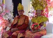 Pasangan Lansia Resmi Punya Buku Nikah Setelah 40 Tahun Menikah