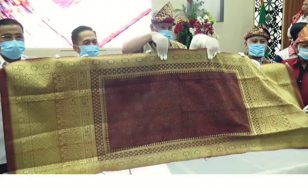 Kisah Menyentuh Warga Australia Kembalikan Songket Berusia 1 Abad ke Palembang
