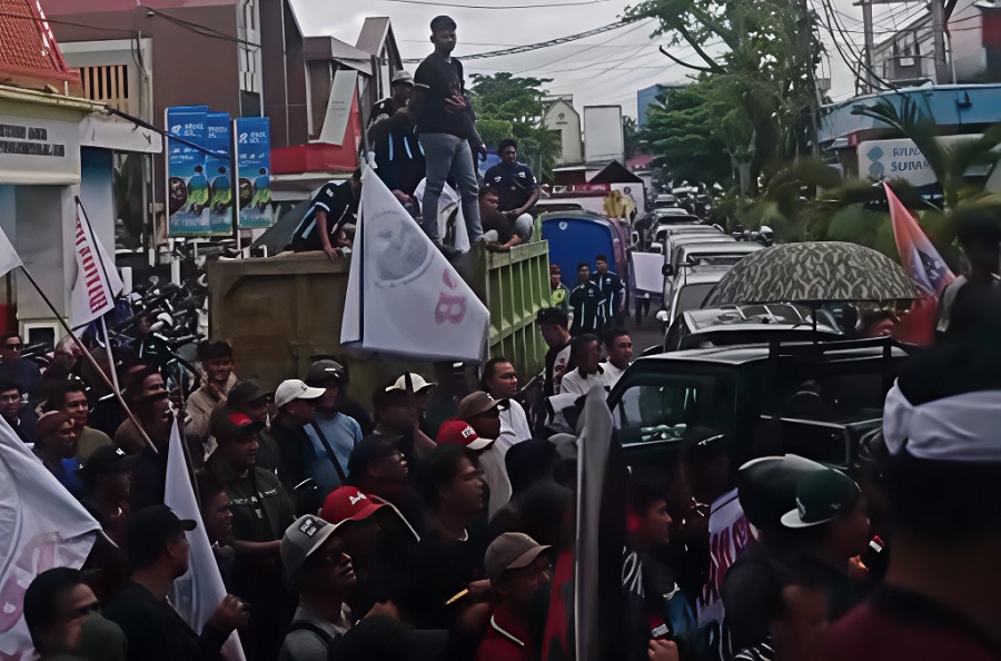 Ratusan Sopir Geruduk Kantor Gubernur Sumsel Protes Aturan Pembelian Solar