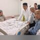 Warga yang membesuk H. Halim sebelum wafat (Foto WA Group)