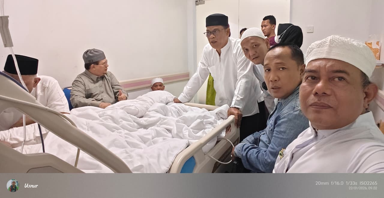 Warga yang membesuk H. Halim sebelum wafat (Foto WA Group)