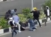 Mencekam! Aksi Saling Serang Bawa Parang di Depan PS Mal Palembang