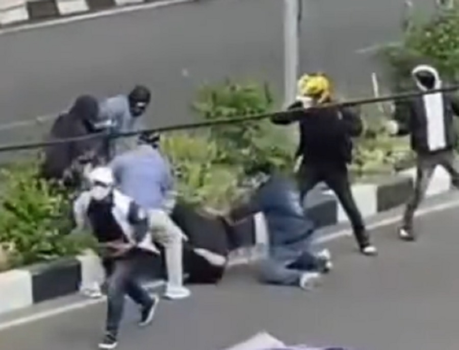 Mencekam! Aksi Saling Serang Bawa Parang di Depan PS Mal Palembang